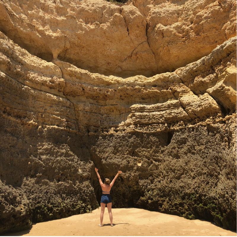 chloé admirant le roche au portugal